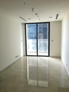 Phòng khách căn hộ VINHOMES GOLDEN RIVER Bán căn hộ Vinhomes Golden River 1PN, tầng cao, nội thất cơ bản, view sông Sài Gòn và bán đảo Thủ Thiêm