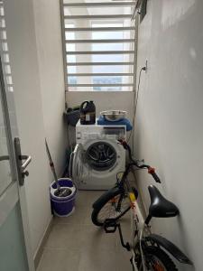 Lô gia Him Lam Riverside, Quận 7 Căn hộ Him Lam Riverside ban công hướng Nam, đầy đủ nội thất.