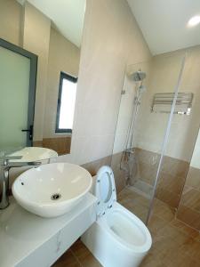 Phòng tắm nhà phố Quận Bình Thạnh Nhà phố có 2 mặt tiền hẻm xe hơi hướng Bắc thoáng mát, sổ hồng riêng.