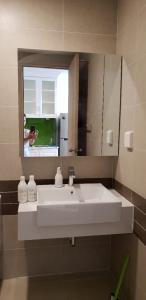 Phòng tắm căn hộ River Gate, Quận 4 Căn hộ tầng trung River Gate ban công hướng Đông Nam, view thành phố.