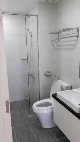 Phòng tắm căn hộ Tropic Garden, Quận 2 Căn hộ Tropic Garden hướng Tây Bắc view thoáng mát, đầy đủ nội thất.