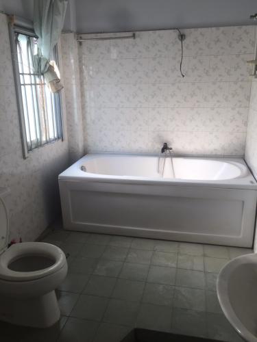 Phòng tắm nhà phố Bình Thạnh Nhà hẻm xe hơi 5m Q. Bình Thạnh, nội thất cơ bản, diện tích 6.25x18.8m