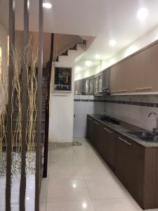 Phòng bếp nhà phố Quận 1 Nhà phố trung tâm thành phố Quận 1 hướng Nam, đầy đủ nội thất.