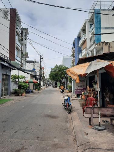 Đường nhà phố Phan Huy Ích, Gò Vấp Nhà phố hướng Đông Nam, nằm trong hẻm rộng buôn bán sầm uất