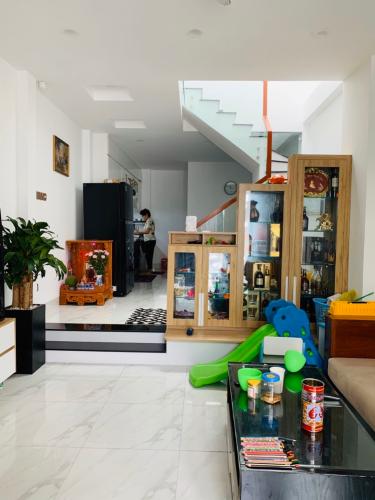 Phòng khách nhà phố đường số 2, Quận 2 Nhà phố hướng Đông, mặt tiền đường nhựa xe hơi.