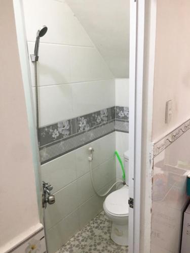 Bên trong nhà phố Lạc Long Quân, Quận 11 Nhà phố hướng Đông Bắc, hẻm 4m xe hơi, thông thoáng đường lớn.