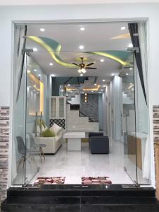 Phòng khách nhà phố Gò Vấp Nhà phố cửa hướng Đông hẻm xe hơi rộng, kết cấu 3 tầng.