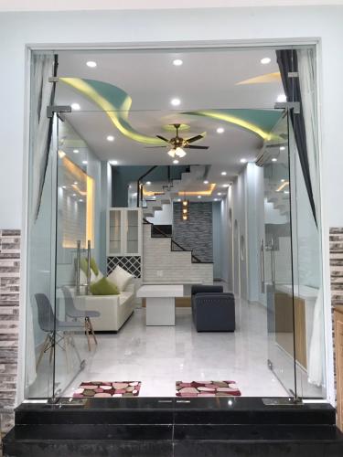 Phòng khách nhà phố Gò Vấp Nhà phố cửa hướng Đông hẻm xe hơi rộng, kết cấu 3 tầng.