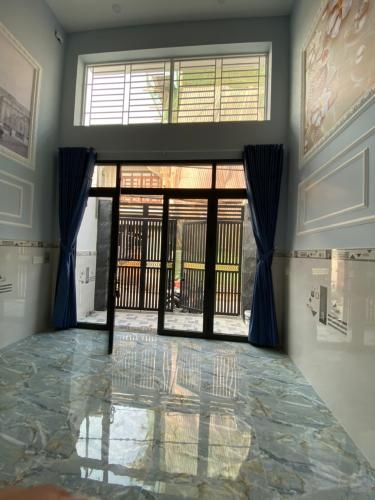 Phòng khách nhà phố Nhà phố Bình Tân hướng Bắc thiết kế hiện đại, hẻm xe hơi.