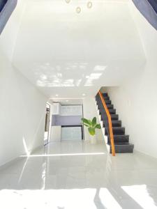 Phòng khách Nhà phố hướng Nam, 2 mặt tiền hẻm thông thoáng.