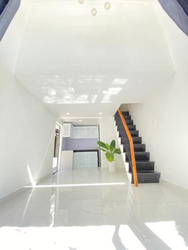 Phòng khách Nhà phố hướng Nam, 2 mặt tiền hẻm thông thoáng.