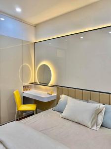 Phòng ngủ căn hộ Ricca, Quận 9 Căn hộ Ricca tầng 10 thiết kế gam trắng sang trọng, nội thất cơ bản.