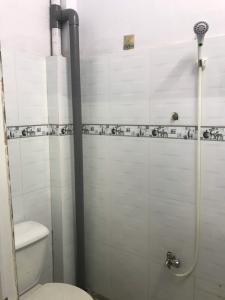 Phòng tắm nhà phố đường Lê Văn Lương, Quận 7 Nhà phố hướng Nam nội thất cơ bản, bàn giao ngay sổ hồng.