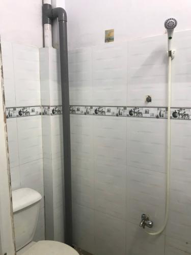 Phòng tắm nhà phố đường Lê Văn Lương, Quận 7 Nhà phố hướng Nam nội thất cơ bản, bàn giao ngay sổ hồng.