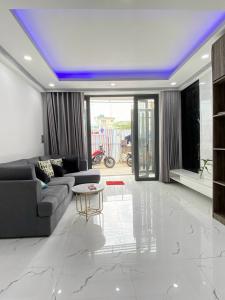 Phòng khách nhà phố Quận 7 Nhà phố Quận 7 diện tích sàn 128m2, sổ hồng riêng kèm đầy đủ nội thất.