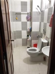 Wc Nhà phố hướng Tây, hẻm đường nhựa rộng rãi.