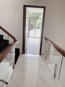 nhà phố Bình Thạnh Bán nhà hẻm Chu Văn An, thiết kế hiện đại, có sân thượng rộng.