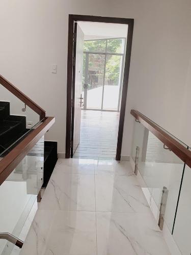 nhà phố Bình Thạnh Bán nhà hẻm Chu Văn An, thiết kế hiện đại, có sân thượng rộng.