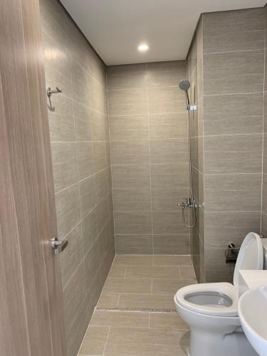Phòng tắm Vinhomes Grand Park, Quận 9 Căn hộ Vinhomes Grand Park hướng Đông Bắc, đón gió mát.