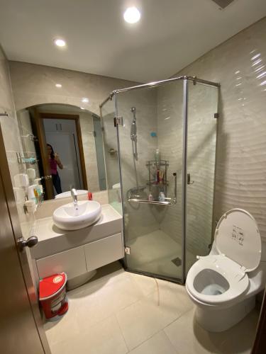 Căn hộ Vinhomes Central Park, Quận Bình Thạnh Căn hộ Vinhomes Central Park tầng 3 có 3 phòng ngủ, nội thất cơ bản.