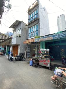 Mặt tiền nhà phố Đoàn Văn Bơ, Quận 4 Nhà phố mặt tiền kinh doanh sầm uất, hướng Đông Bắc.