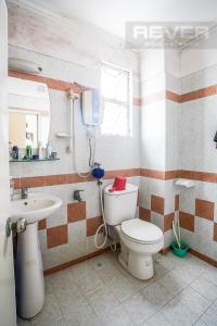 Toilet nhà phố Quận 7 Bán nhà 2 tầng đường 73, phường Tân Phong, Quận 7, diện tích 135m2, cách đường Nguyễn Thị Thập 150m