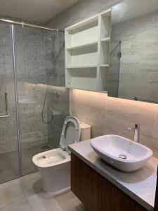 Căn hộ Kingdome 101, Quận 10 Căn hộ Kingdom 101 tầng thấp, ban công hướng Đông Nam mát mẻ.