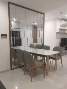 Căn hộ Vinhomes Grand Park, Quận 9 Căn hộ Vinhomes Grand Park tầng 26 có 3 phòng ngủ, đầy đủ nội thất.