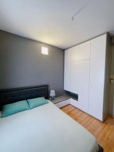 Phòng ngủ chung cư Phan Xích Long, Phú Nhuận Căn hộ chung cư Phan Xích Long hướng Tây Bắc, đầy đủ nội thất.