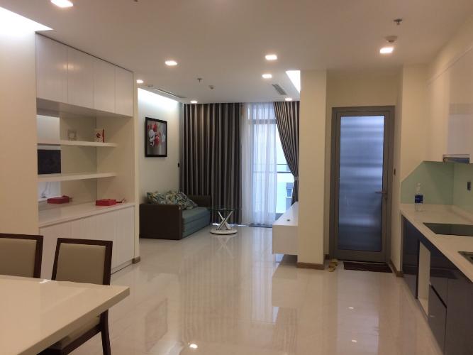 Phòng khách căn hộ Vinhomes Central Park, Quận Bình Thạnh Căn hộ Vinhomes Central Park cửa hướng Tây Bắc, nội thất cơ bản.