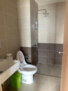 nhà tắm căn hộ The Sun Avenue Căn hộ The Sun Avenue tầng trung, nội thất đầy đủ tiện nghi.