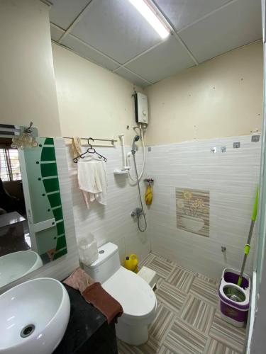 Phòng tắm , Căn hộ chung cư 203 Nguyễn Trãi , Quận 1 Căn hộ chung cư 203 Nguyễn Trãi tầng 3 hướng Tây Bắc, đầy đủ nội thất.