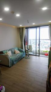 Phòng khách Kingston Residence, Phú Nhuận Căn hộ view thoáng mát Kingston Residence đầy đủ nội thất.