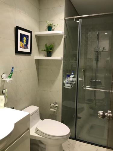 Toilet Vinhomes Central Park Căn hộ Vinhomes Central Park tầng cao, view hướng nội khu thoáng mát.