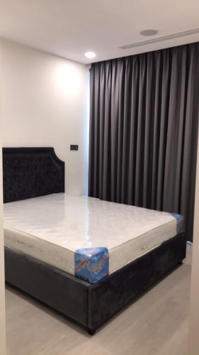 Phòng ngủ Vinhomes Golden River, Quận 1 Căn hộ Vinhomes Golden River tầng thấp, đón view thoáng mát.