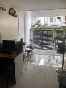 Không gian văn phòng Văn phòng Quận 2 diện tích 160m2 có hầm để xe, lối đi riêng.