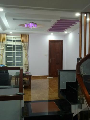 Phòng khách nhà phố Quận Gò Vấp Nhà phố hướng Tây Bắc diện tích sử dụng226.7m2, đầy đủ nội thất.