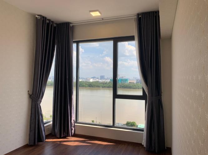 Phòng ngủ căn hộ One Verandah Căn hộ One Verandah nội thất cơ bản, view sông thoáng mát.