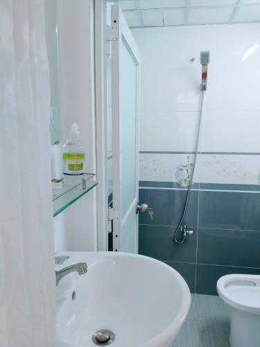 Toilet nhà phố Nhà phố hẻm xe hơi diện tích 7.5mx6m, cửa hướng Tây Nam.