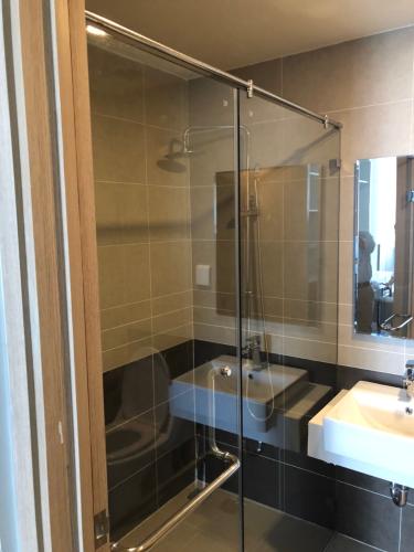 Nhà tắm căn hộ The Sun Avenue Căn hộ tầng 19 The Sun Avenue, view Landmark 81.