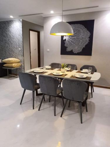 Không gian căn hộ Vinhomes Central Park, Quận Bình Thạnh Căn hộ cao cấp Vinhomes Central Park có 3 phòng ngủ, đầy đủ nội thất.