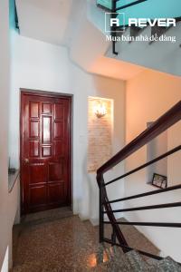 Cầu thang nhà phố Tân Bình Bán nhà 3 tầng Nguyễn Sỹ Sách, Tân Bình, đầy đủ nội thất, cách chợ Tân Trụ 250m