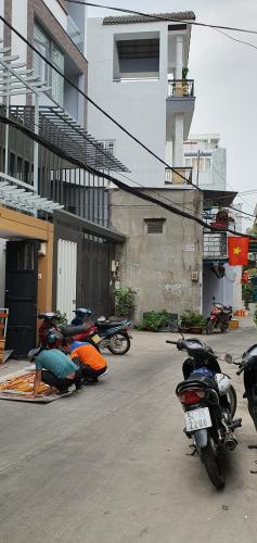 Hẻm Nhà phố hướng Đông, ngay khu dân cư an ninh yên tĩnh.