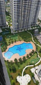View Vinhomes Grand Park Quận 9 Căn hộ Vinhomes Grand Park tầng trung, ban công đón gió và ánh sáng.