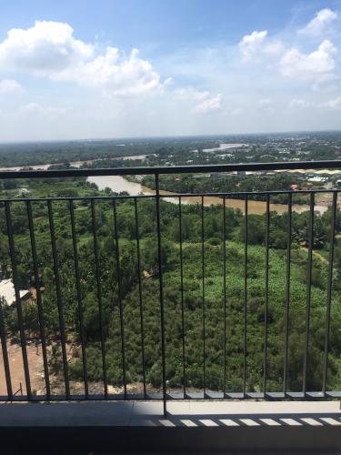 Lô gia Vinhomes Grand Park Quận 9 Căn hộ Vinhomes Grand Park tầng cao, view sông và thành phố.