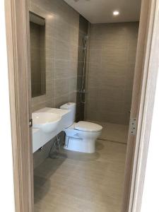 Toilet Vinhomes Grand Park Quận 9 Căn hộ Vinhomes Grand Park tầng trung, bàn giao nội thất cơ bản.