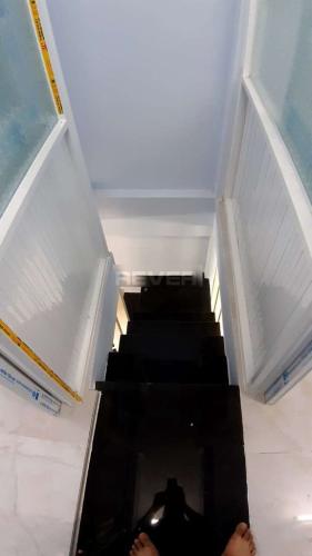 Cầu thang nhà phố Phạm Thế Hiển, quận 8 Nhà phố có sổ hồng riêng, bàn giao ngay, view hướng Bắc.