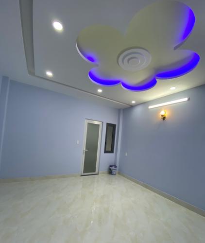 Phòng ngủ nhà phố Nhà phố Bình Tân hướng Bắc thiết kế hiện đại, hẻm xe hơi.