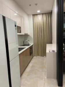 Bếp Vinhomes Golden River, Quận 1 Căn hộ Vinhomes Golden River tầng thấp, nội thất tiện nghi.