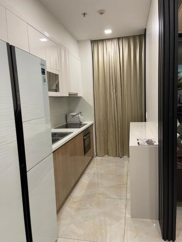 Bếp Vinhomes Golden River, Quận 1 Căn hộ Vinhomes Golden River tầng thấp, nội thất tiện nghi.